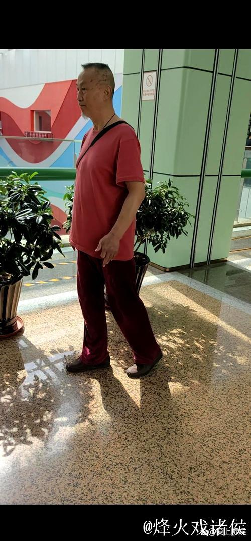 纽卡后卫伯恩因肺穿孔及肋骨骨折缺阵六周，球队后防告急仅剩四人。